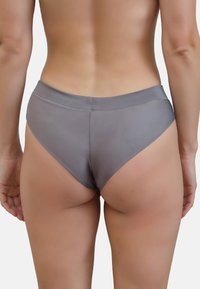 Grauer Bikini-Unterteil aus einem glatten, dehnbaren Material mit hohem Schnitt und nahtlosen Kanten, entworfen für einen minimalistischen Look.