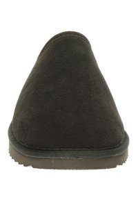 Zwarte suède pantoffel met een ronde neus, gestructureerde bovenkant en een platte rubberen zool. Het ontwerp is eenvoudig en casual, zonder versieringen.