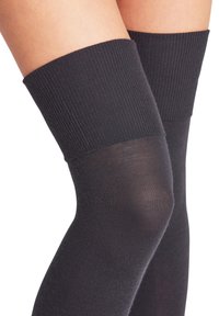Meias pretas acima do joelho com design canelado no topo, textura lisa, cobertura até ao joelho e parte inferior semi-transparente.