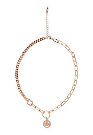 Naszyjnik z łańcuszkiem w kolorze złota o mieszanym stylu ogniw, z małym wisiorkiem w kształcie uśmiechniętej buźki zawieszonym na okrągłym ogniwie.
