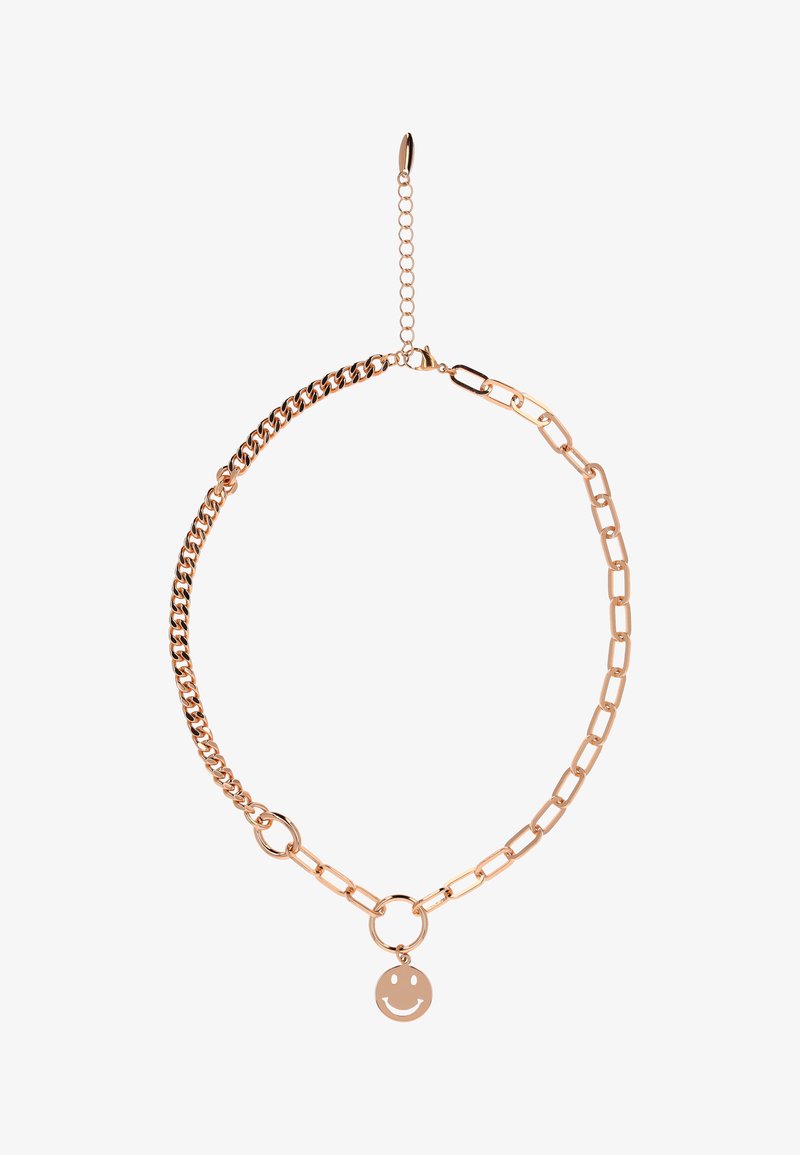 Goldfarbene Halskette mit Kettengliedern in verschiedenen Stilen und einem kleinen Anhänger in Form eines lächelnden Gesichts, der an einem runden Glied hängt.