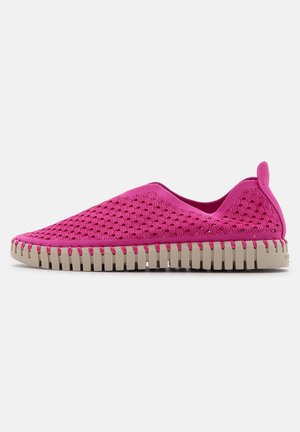 Buty wsuwane w jaskrawym różowym kolorze, z teksturowaną cholewką z falistym wzorem oraz beżową gumową podeszwą z żłobionym wykończeniem.