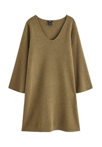 Strikkjole i olivengrøn, med bred V-hals, trekvartærmer, løs pasform og en tekstureret stof med en subtil glans.