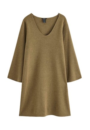 Abito in maglia verde oliva, con scollatura a V ampia, maniche a tre quarti, vestibilità ampia e tessuto testurizzato con una lucentezza sottile.