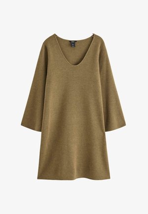 Kudottu mekko oliivinvihreänä, jossa onavara leveä V-pääntie, kolmonen hihansuu, löysä malli ja tekstuuri, jossa on hienovarainen kiilto.