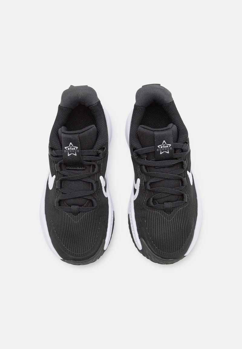 Scarpe sportive nere con una parte superiore testurizzata, dettagli bianchi e lacci. Presentano una patch del logo e un colletto imbottito per supporto.