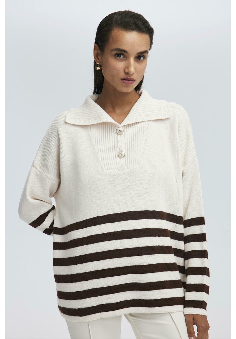 Touché Privé STRIPED WITH BUTTON DETAIL - Stickad tröja - brown