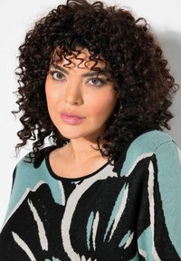 Maglione lavorato a maglia con motivo floreale in teal, nero e crema; scollatura rotonda; tessuto strutturato; aspetto caldo e accogliente.