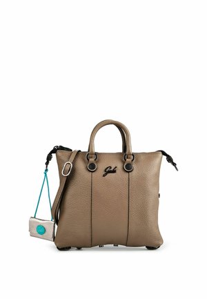 Braune, strukturierte Ledertasche mit zwei oberen Griffen, einem abnehmbaren Schulterriemen und einem kleinen silbernen Beutel, der mit einer blauen Schnur befestigt ist.
