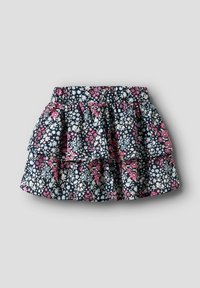 Blommig kjol med ett lager design, med en marinblå bakgrund prydd med rosa och vita blommor. Elastiskt midjeband för komfort.