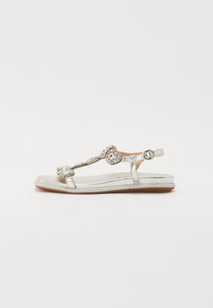 Sølv flate sandaler med T-stroppdesign, pyntet med teksturerte rhinestones og en bakre spenne for justering.