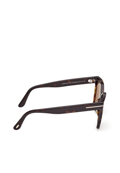 Aurinkolasit, joissa on kilpikonnakuosiset kehykset, polarisoidut ruskeat linssit, neliömäinen muotoilu, leveät tempurat ja hopeinen korostusraita yhdellä puolella.