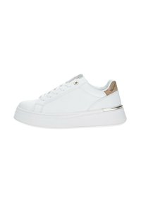 Baskets blanches avec une semelle plate, en cuir lisse, au design à lacets, et un accent métallique au niveau du talon. Comprend un détail texturé à l'arrière.