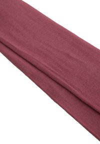Burgundy tørklæde lavet af blødt, tekstureret stof med en glat finish og en forlænget rektangulær form, foldet pænt i lag.