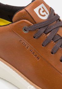 Cole Haan GRANDPRO TOPSPIN - Sneakers basse - british tan
