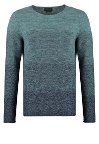 Maglione lavorato a maglia in sfumature di teal a blu scuro, con colletto rotondo e maniche lunghe in un tessuto testurizzato.
