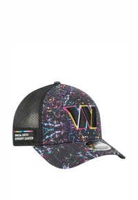 Schwarze Mütze mit einem bunten Spritzmuster, ausgestattet mit einem gestickten "W" in Pink und Gelb, mit Netzrücken und einem Seitenetikett mit der Aufschrift "Crucial Catch."
