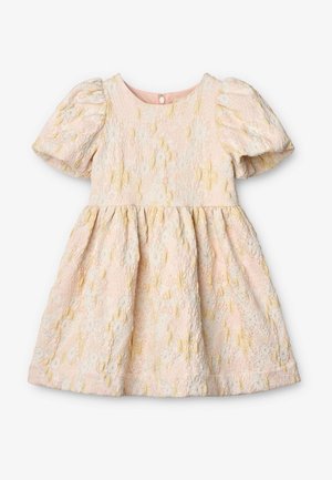 Lyserødt kjole med pufærmer, tekstureret blomsterprint i hvid og gul, rynket skørt og lukning med knap bagpå.