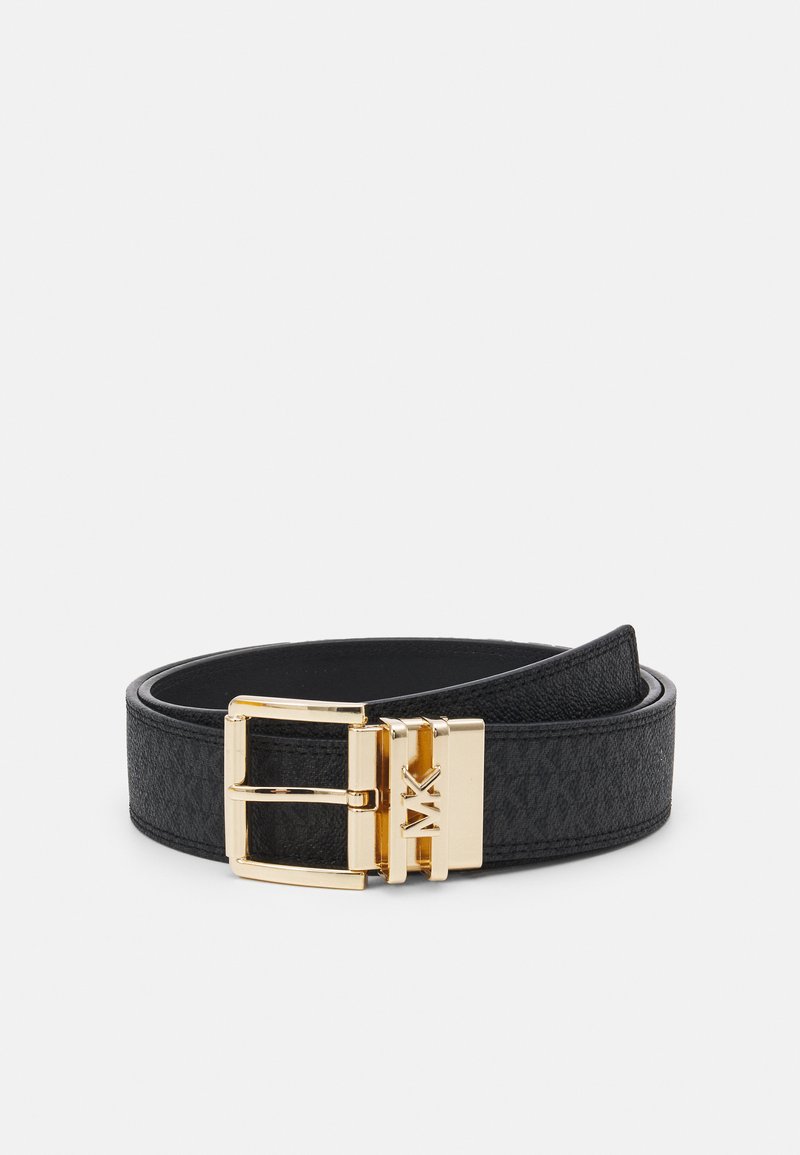 Zwarte leren riem met een gestructureerde afwerking, voorzien van een gouden metalen gesp en logo-accent. Het ontwerp is slank en modern met een gladde onderkant.