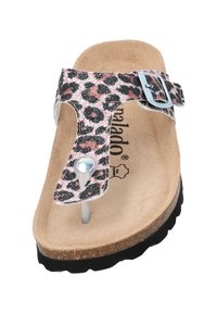 Leopardprint sandal med et pink og sort glimmerdesign, spænde rem og kork fodseng. Har en solid sort gummisål og tåstrop.