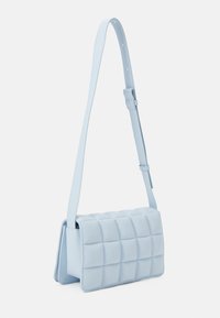 Borsa a spalla in pelle azzurra chiara con design trapuntato, forma rettangolare, tracolla regolabile e superficie liscia.