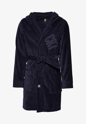 Námořnický modrý župan vyrobený z měkké froté tkaniny, s kapucí, opaskem, dvěma předními kapsami a decentním logem CR7 na hrudi.