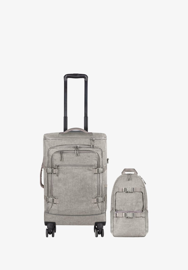 Grauer rollender Koffer mit zwei Rädern, ausziehbarem Griff und mehreren Reißverschlussfächern. Kleiner passender Rucksack mit Fronttasche und Trägern.