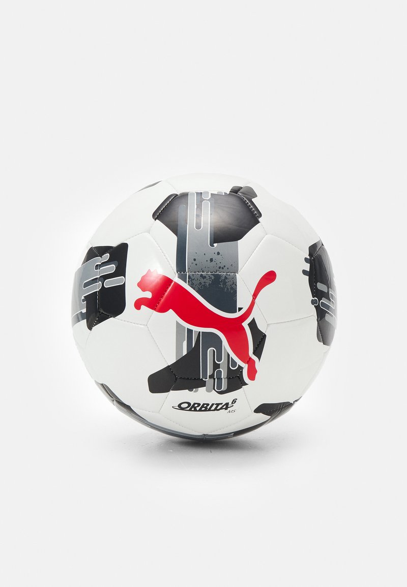 Puma fodbold med en hvid overflade, sort pentagon-paneler og et rødt logo, glat tekstur samt trykte detaljer inklusive grå accenter.