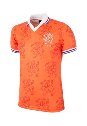 Oranje voetbalshirt met rode leeuwenpatronen, witte kraag met rode en blauwe strepen en KNVB-leeuwenlogo op de borst.