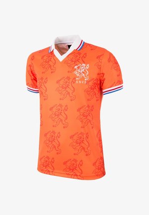 Oranje voetbalshirt met rode leeuwenpatronen, witte kraag met rode en blauwe strepen en KNVB-leeuwenlogo op de borst.