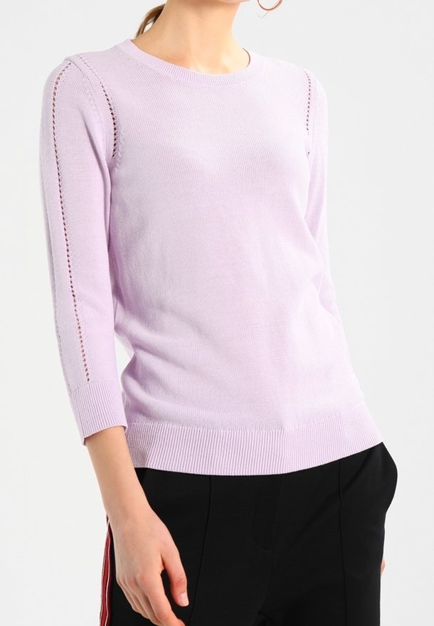 Jasnofioletowy dzianinowy sweter z rękawami do łokcia, z prążkowanym dołem i ozdobnymi detalami na rękawach. Miękka tekstura, casualowy fason.