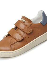 Sneaker in pelle marrone con fasce in velcro, interno imbottito bianco, perforazioni sui lati e tallone blu a contrasto. Suola bianca texturizzata.