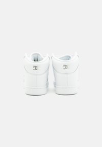 Hvite høye sneakers laget av lær, med en subtil logo på baksiden, jevn tekstur og solid gummisåle.
