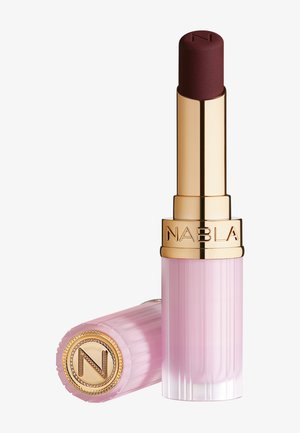 Rouge à lèvres avec une teinte bordeaux foncé dans un tube rose et or, bouchon à côté montrant un emblème doré embossé avec la lettre N.
