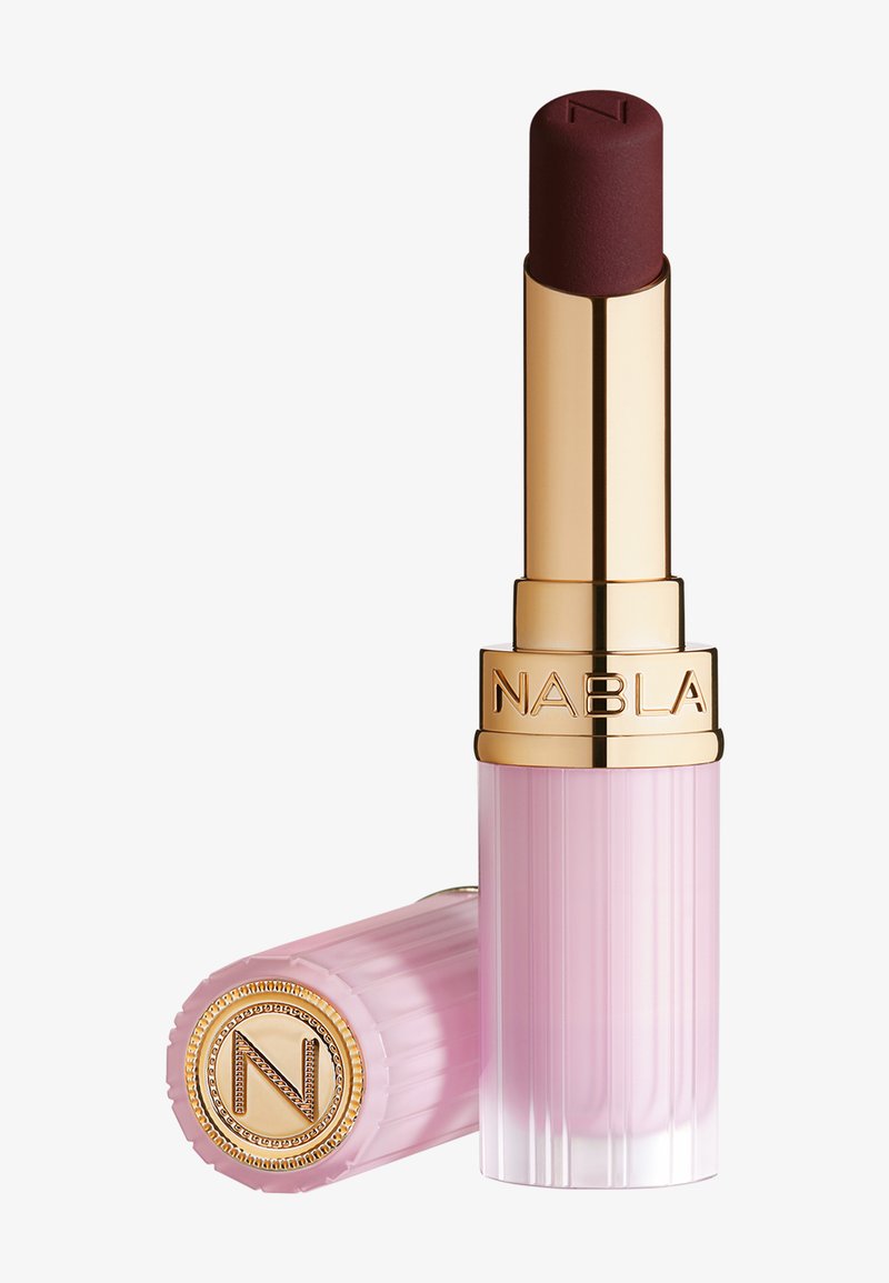 Rouge à lèvres avec une teinte bordeaux foncé dans un tube rose et or, bouchon à côté montrant un emblème doré embossé avec la lettre N.