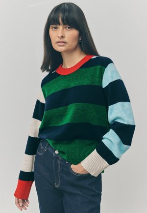 Gestreepte trui met groene, marineblauwe en rode kleuren, in verschillende tinten met een zachte textuur. Geribbelde manchetten en een ronde halslijn maken het ontwerp compleet.
