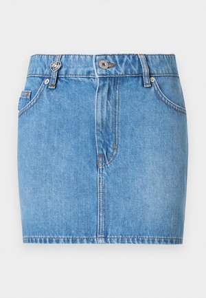 Μπλε μίνι φούστα τζιν με μπροστινές τσέπες, θηλιές για ζώνη, κούμπωμα με κουμπί και μικρό μεταλλικό διακοσμητικό σε σχήμα καρδιάς στη αριστερή θηλιά της ζώνης.