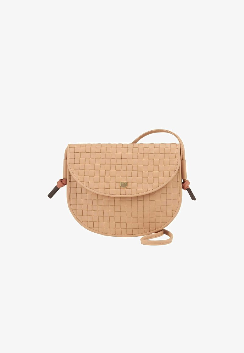 Borsa a tracolla in pelle beige intrecciata con forma arrotondata, chiusura a patta e manico corto. Presenta un logo dorato sottile e dettagli in metallo scuro.