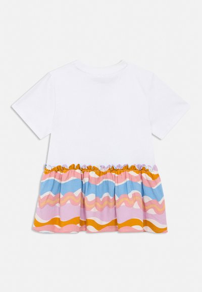 Λευκό φόρεμα για νήπια με κοντά μανίκια και σατέν τελείωμα με πολύχρωμες κυματιστές ρίγες σε μπλε, ροζ, πορτοκαλί και λευκό.