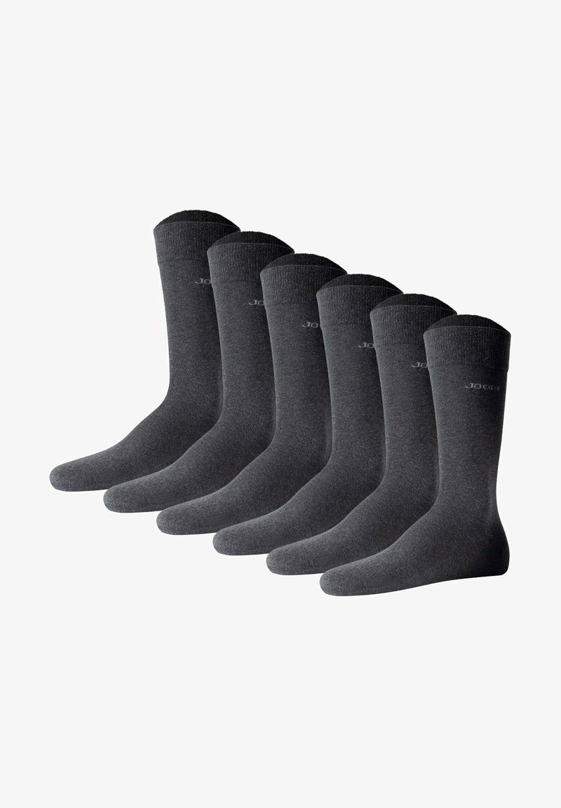 Conjunto de seis calcetines de color gris oscuro, hechos de una tela suave. Presentan una textura lisa y puños acanalados. Cada calcetín tiene un logo impreso cerca de la parte superior.
