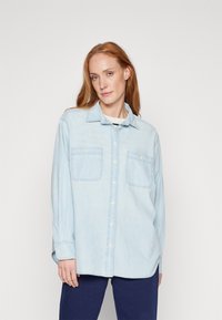 GAP - THE BIG SHIRT BLEACH CHAMBRAY - Blúzka - light indigo Miniatúrny obrázok 1