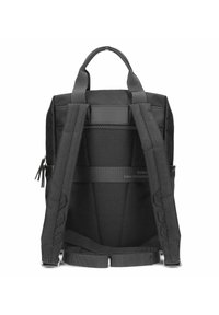 Zaino nero con schienale imbottito, spallacci regolabili e tasca con zip. Presenta una texture liscia e una maniglia superiore per un facile trasporto.
