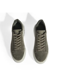 Wildledergraue Sneaker mit runder Zehenpartie, Schnürdesign und weißer Gummisohle. Sie zeichnen sich durch eine glatte Textur und einen minimalistischen Stil aus.