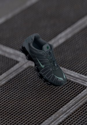 NIKE SHOX TL UNISEX - Sneakers laag - iron grey/clay green/black/reflect silver-coloured