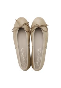 Bailarinas de ante beige con punta redondeada, lazo decorativo del mismo color y suave forro interior. Diseño minimalista con textura lisa.