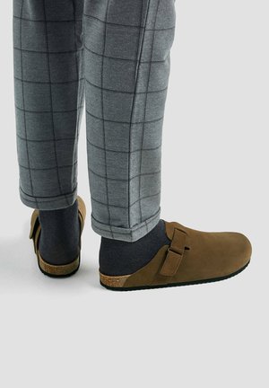 Clogs - brown