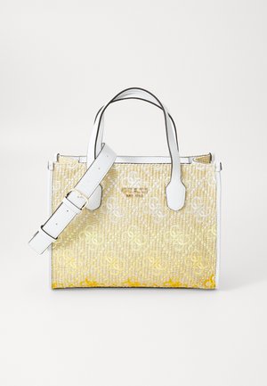 Sac à main tissé jaune avec des accents en cuir blanc, des poignées supérieures et une bandoulière amovible. Présente un motif de logo en relief.