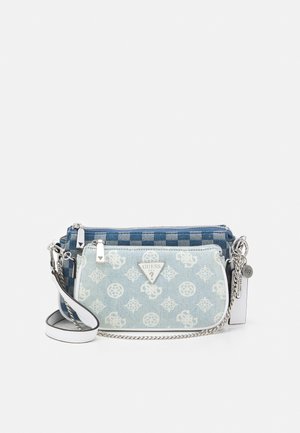 Denim-Crossbody-Tasche in Hellblau mit weißem Logo-Muster, versehen mit einem karierter Marineblauen Oberseite, silberner Hardware und einem abnehmbaren Schultergurt.