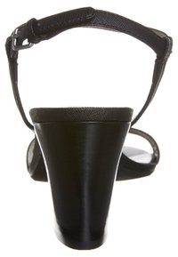 Czarna sandał na wysokim obcasie z teksturowanym paskiem na kostkę, otwartym przodem i gładkim, wyprofilowanym obcasem dla stabilności i wsparcia.