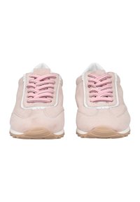 Rosa Wildleder-Sportschuhe mit weißen Akzenten, ausgestattet mit strukturierten Schnürsenkeln und einer gepolsterten Sohle, die für Komfort und Flexibilität entwickelt wurden.